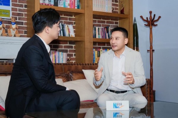 广信配资 对话袋鼠妈妈集团董事长徐小建：“青春美校园公益行”不止于公益，更是做成长路上的“守护者”